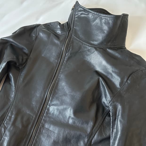 비대칭 사선 레더 자켓