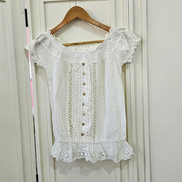 리즈리사(LIZ LISA) 펀칭 레이스 오프숄더 블라우스