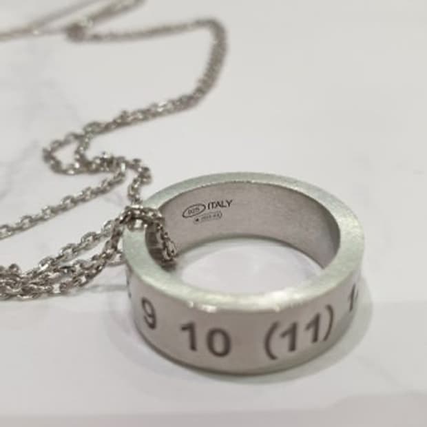 메종 마르지엘라 인그레이빙 넘버로고 목걸이(SI8UU0001 SV0129