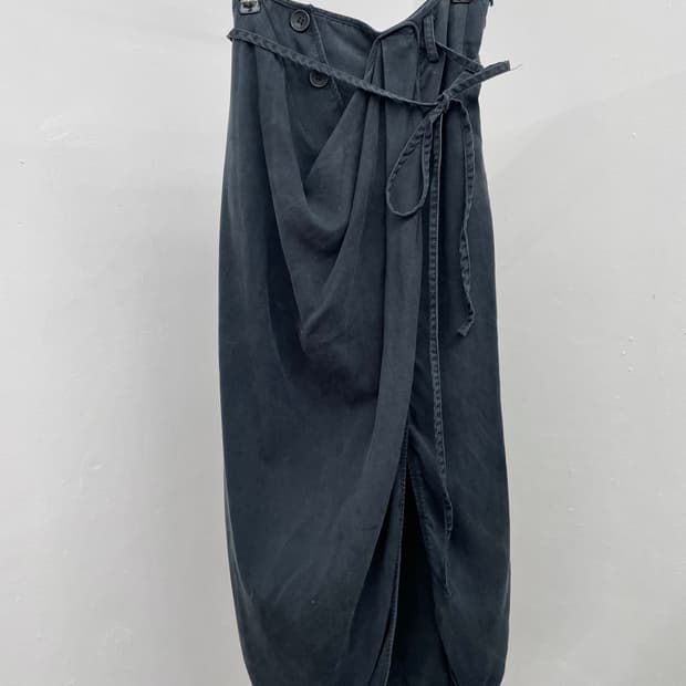 아방가르드 버튼 핀턱 스트랩 롱 스커트