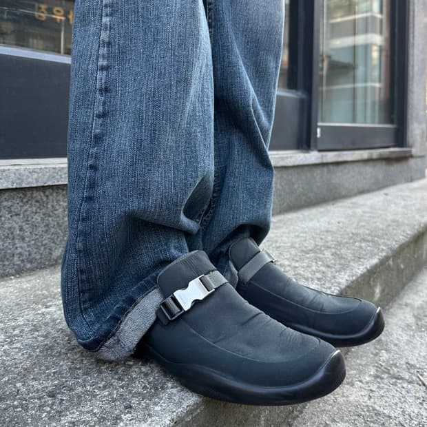 00s 그레이 프라다 스포츠 버클 로퍼