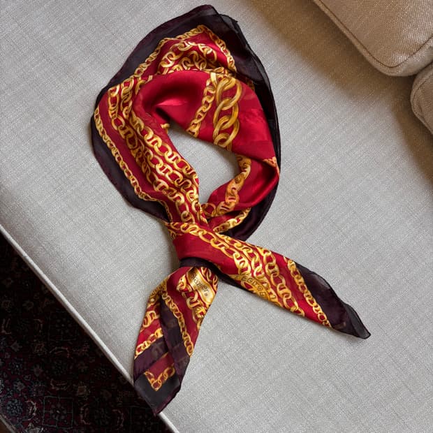 슬래진저(Slazenger)빈티지 스타일의 체인 패턴 실크 스카프