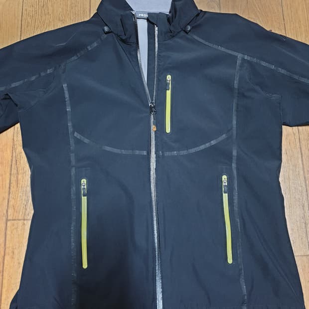 1020 프로스펙스 바람막이 집업 100 사이즈입니다