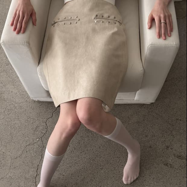 STUD POCKET SKIRT IN FAUX LEATHER