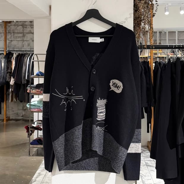 코치 x 뽀빠이 블랙 울 블랜드 브이넥 가디건