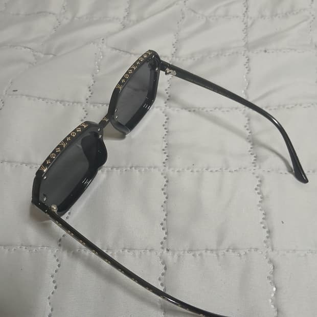 루이비통 선글라스 40만원팝니다 네고가능