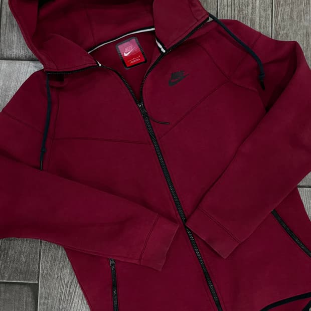 나이키 테크팩 후드집업 버건디 라이즈 소희