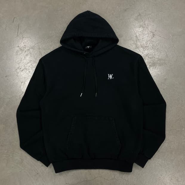 우알롱 블랙 컬러 스몰 로고 미니멀 후드티