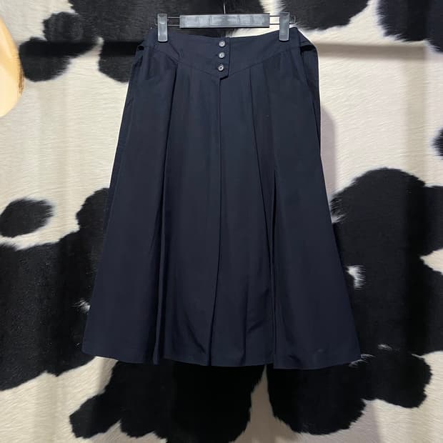 Christan Dior 쓰리버튼 타이디테일 플리츠 미디스커트