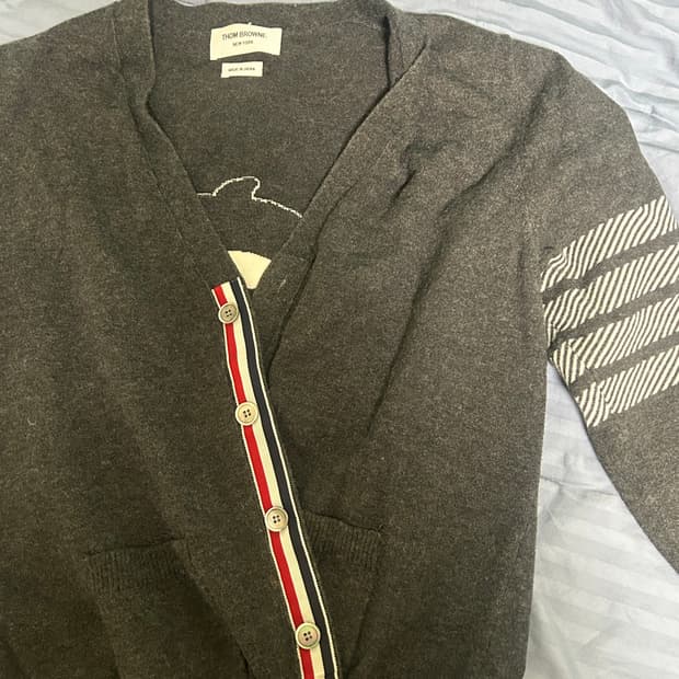 톰브라운 헥터 자수 사선 완장 가디건