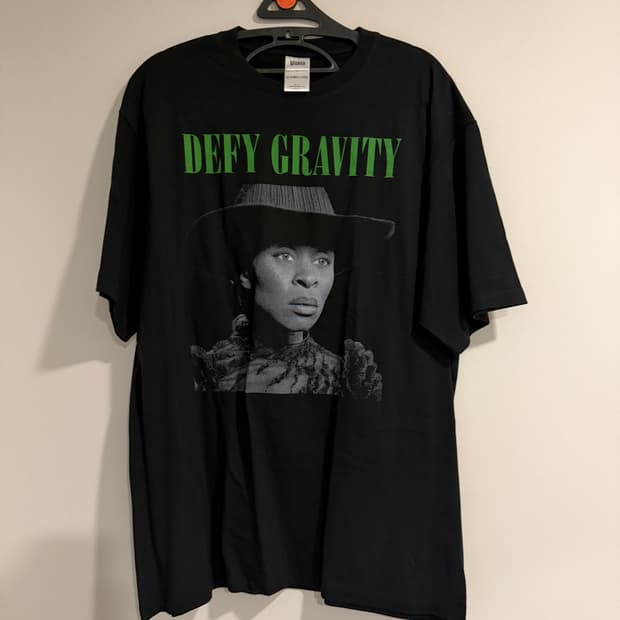 위키드 콜라보 'Defy Gravity' 그래픽 반팔 티셔츠