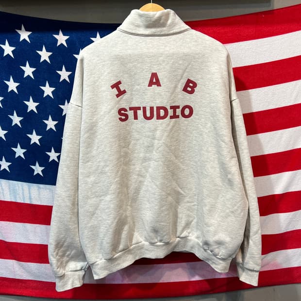 IAB 스튜디오 하프넥 맨투맨