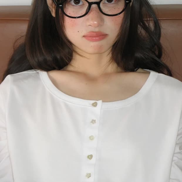 론론 쉐이프 버튼 러플 롱 슬리브 화이트