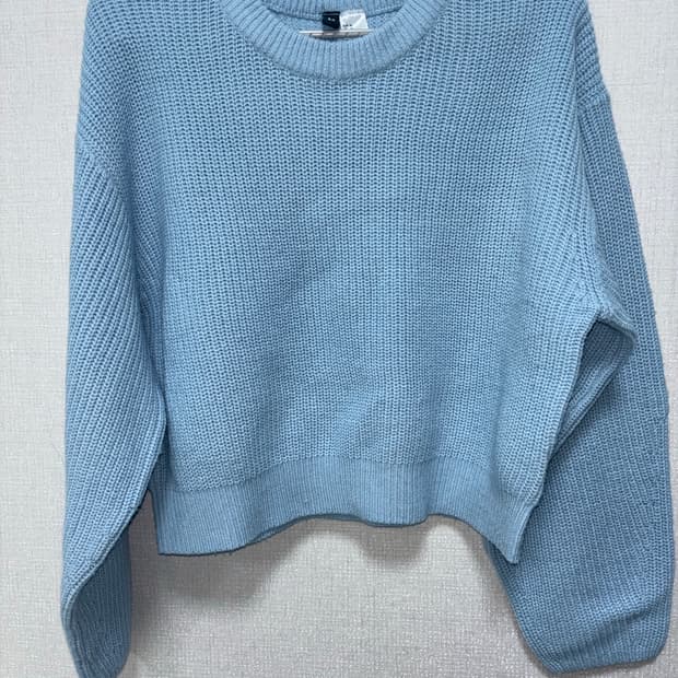 H&M 하늘색 크롭 니트 스웨터