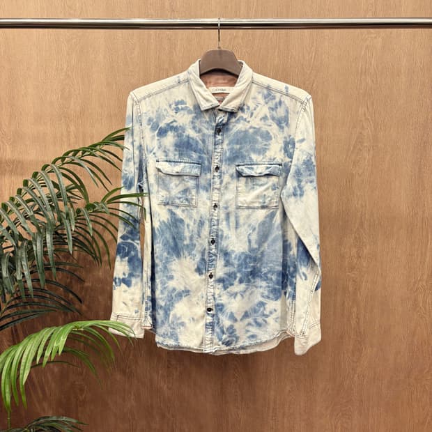 캘빈클라인 클래식 코튼 데님 셔츠 타이다이 워싱 플랩 포켓 디테일 블루