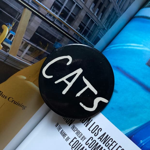 빈티지 CATS 캣츠 레터링 프린팅 핀 버튼 뱃지 브로치 악세사리