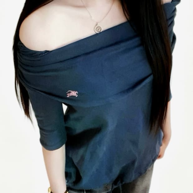 버버리 오프숄더 네이비 5부 티 분홍 로고
