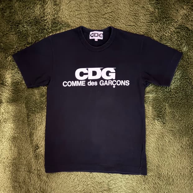 [S] 꼼데가르송 CDG 오리지널 로고 프린트 티셔츠 블랙