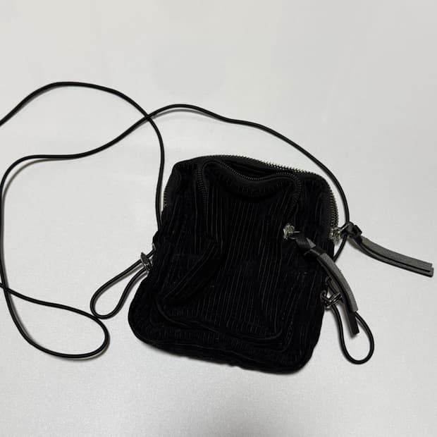 라우코 하우스 골지 스트링 포켓 미니 크로스 백 블랙