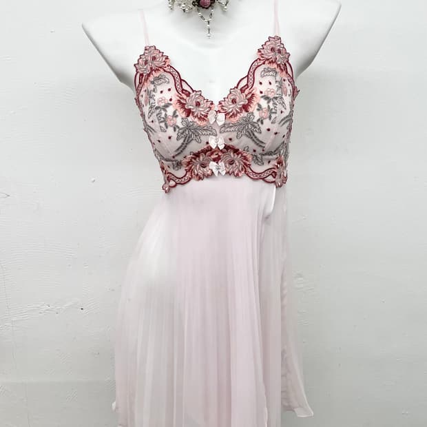 핑크 자수 플리츠 슬립