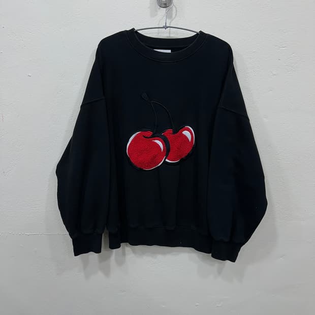 키르시 플리스 빅체리 맨투맨 