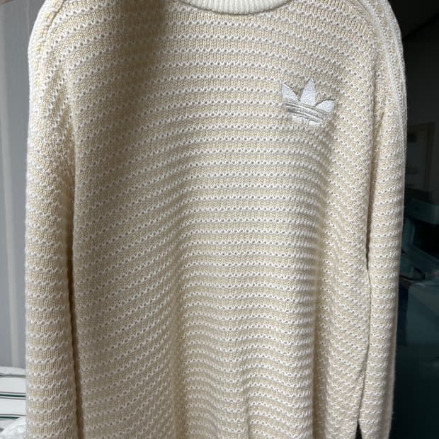아디디스 홀리데이 아이보리 니트
