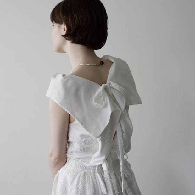flower embroidery apron blouse 화이트 구해요