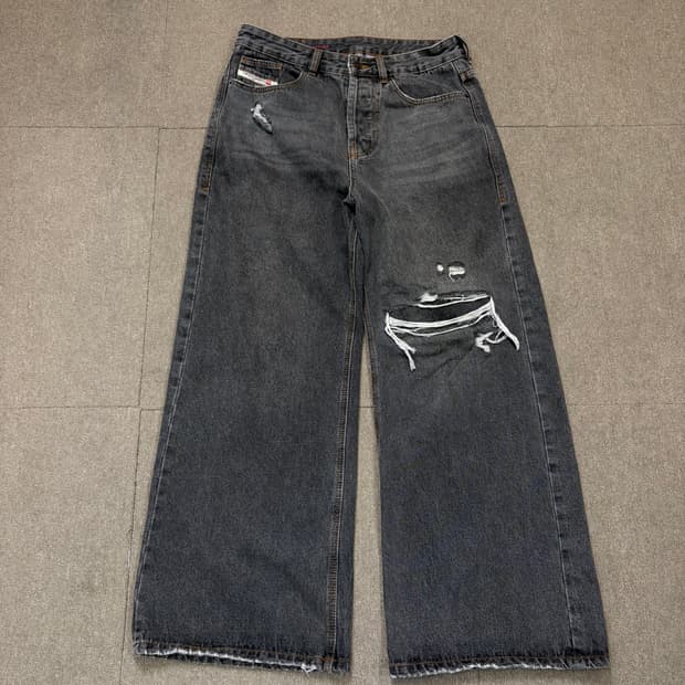 Diesel D rise 디스트레스드 와이드 진 