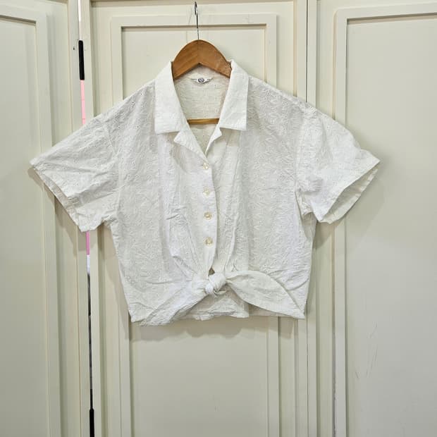 펀칭 크롭 반팔 블라우스 화이트