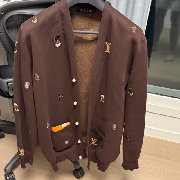 루이비통 퍼렐 펄 버튼 가디건 4L