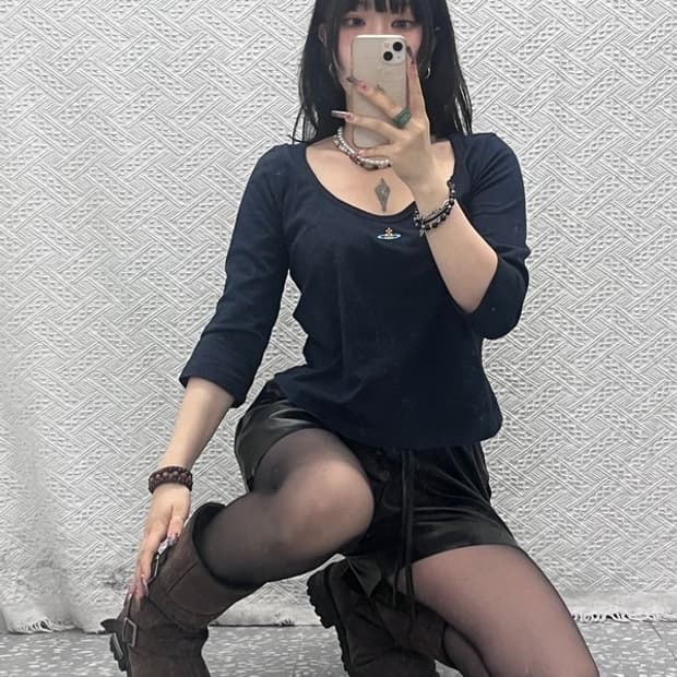 비비안 웨스트우드 레드라벨 자수로고 슬림핏 긴팔티 L C11851