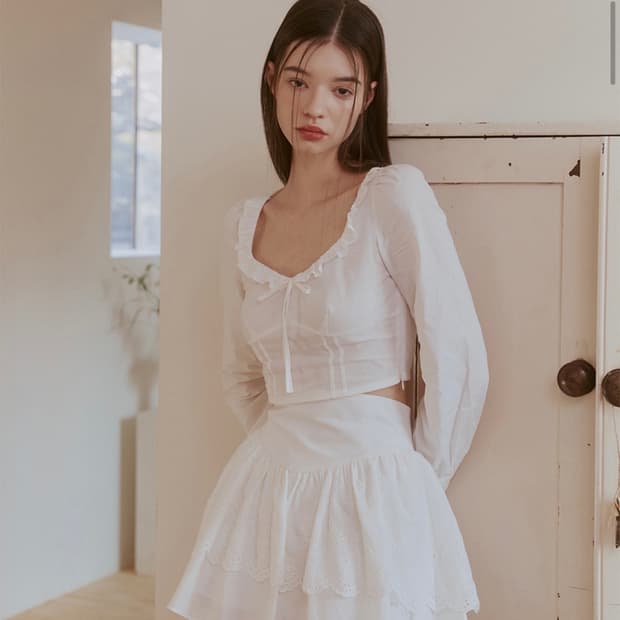 낫유어로즈 아이리스 프릴 크롭 아이보리 블라우스 M