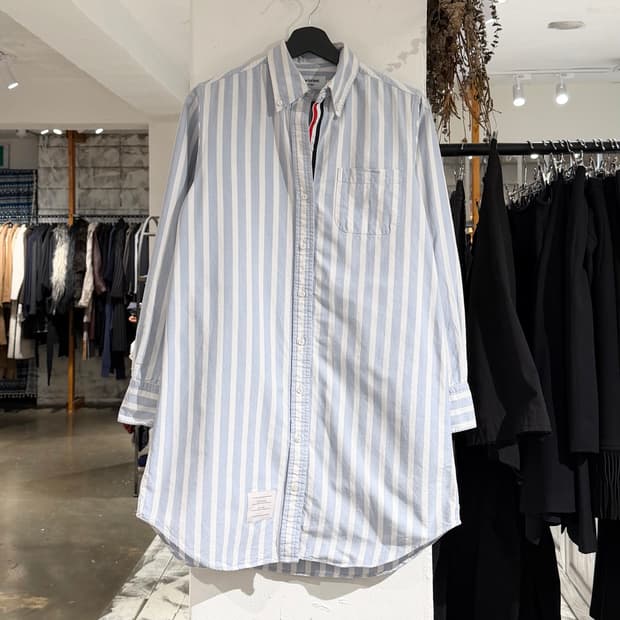 톰브라운 라이트블루 스트라이프 버튼업 포켓 셔츠
