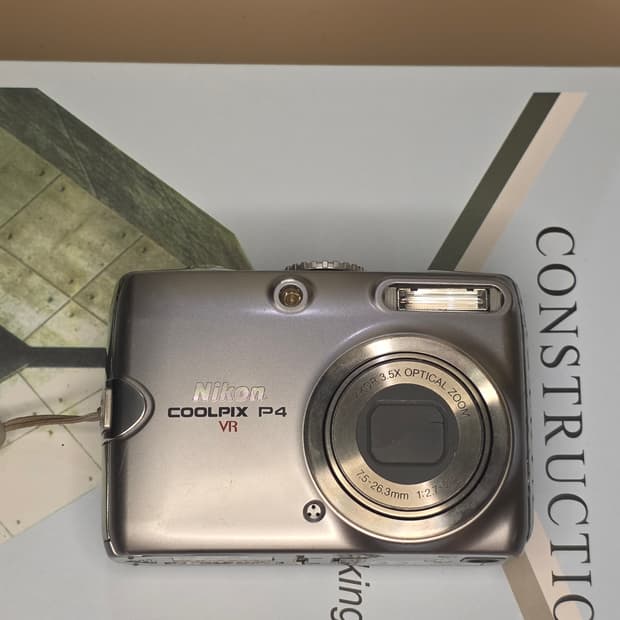 니콘 쿨픽스P4 / Nikon Coolpix P4 / Silver