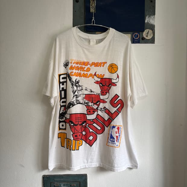 90s Chicago Bulls M.J 3 Peat Bootleg Tee