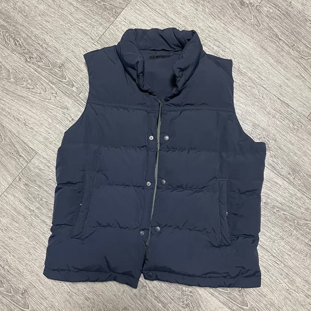 유니클로 네이비 패딩조끼