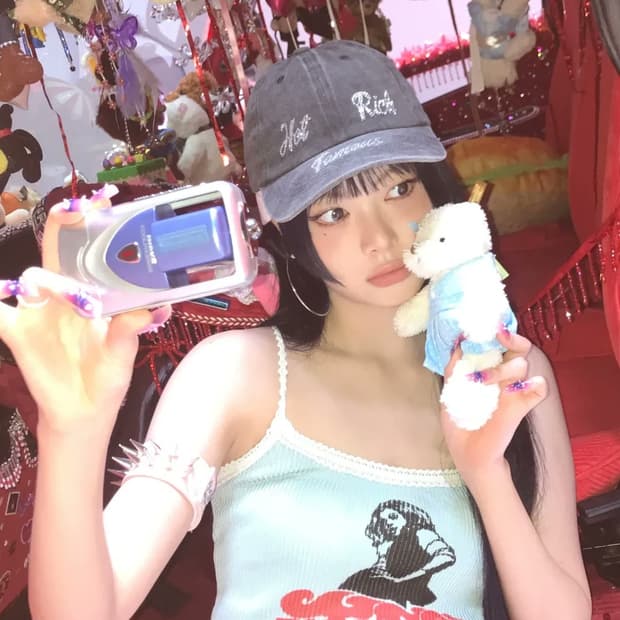 니콘 쿨픽스 2500 디카 황조지 르세라핌 홍은채 nikon y2k