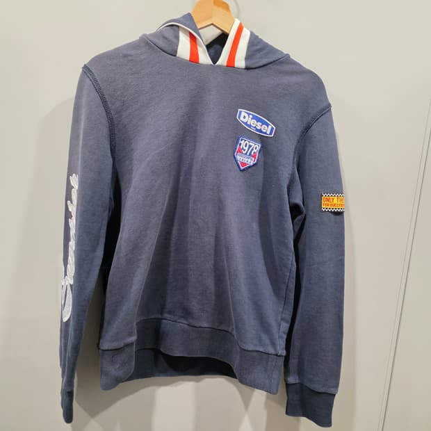 디젤(DIESEL) 와펜 패치 후드 티셔츠