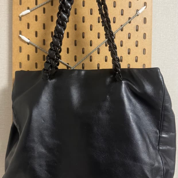 프라다 체인 레더 백