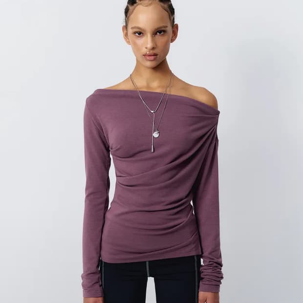 엘이이와이 OFF-SHOULDER SHRRING TOP