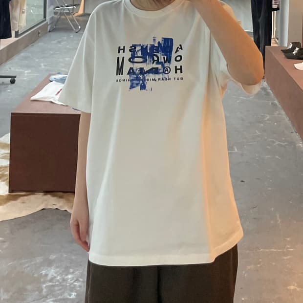 아더에러 플러그 한남 화이트 반팔 H2521