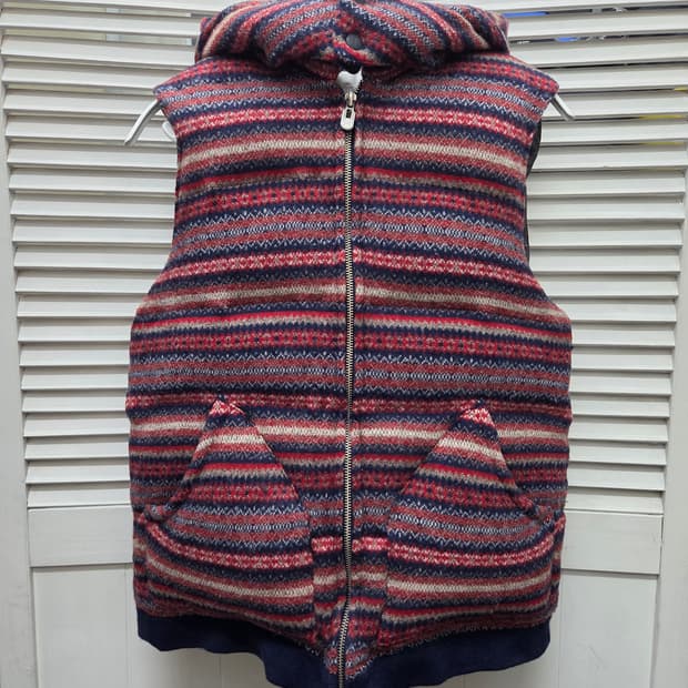 화이트마운티니어링 에스닉 니트 덕다운 베스트