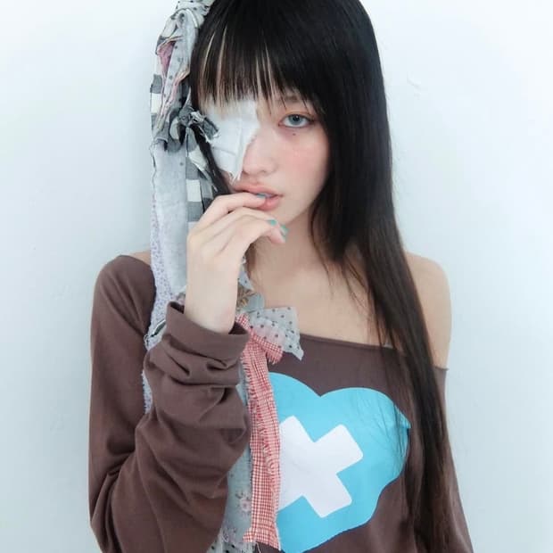 샵페어리 아일릿 heart cut off T 브라운