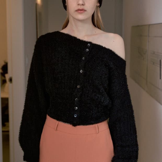 시눈 오프숄더 니트 가디건 feather knit cardigan 블랙