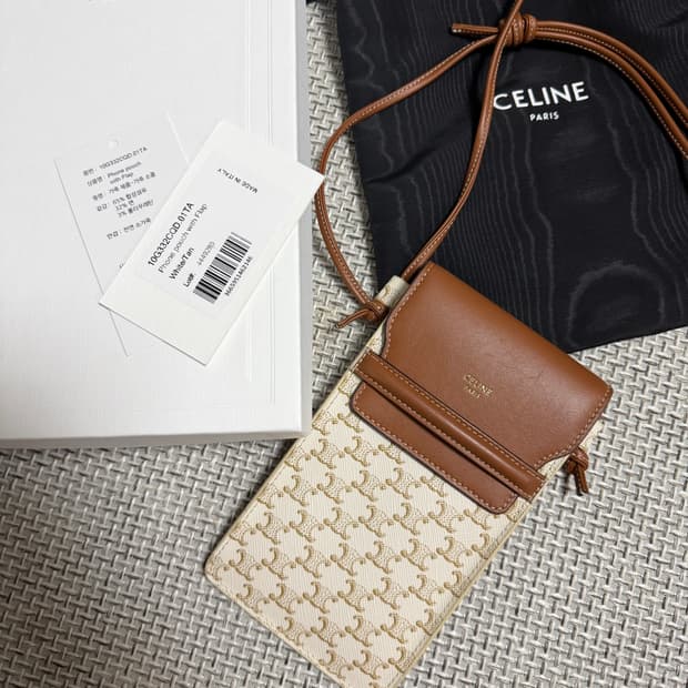 셀린느 트리옹프 캔버스 플랩 폰 파우치 화이트탄 크로스백