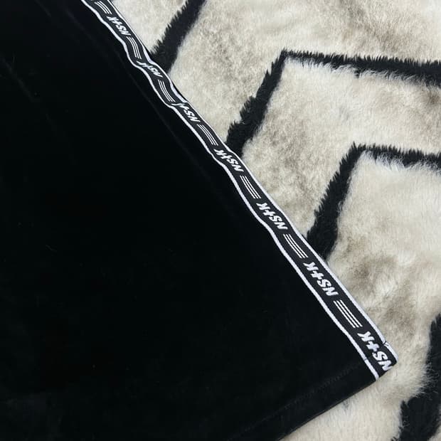 [S]네스티킥 사이드라인 벨벳 트임 롱 스커트/블랙