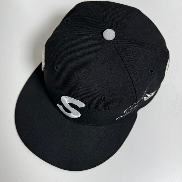 슈프림 멀티 S 로고 뉴에라 블랙 - 25SS