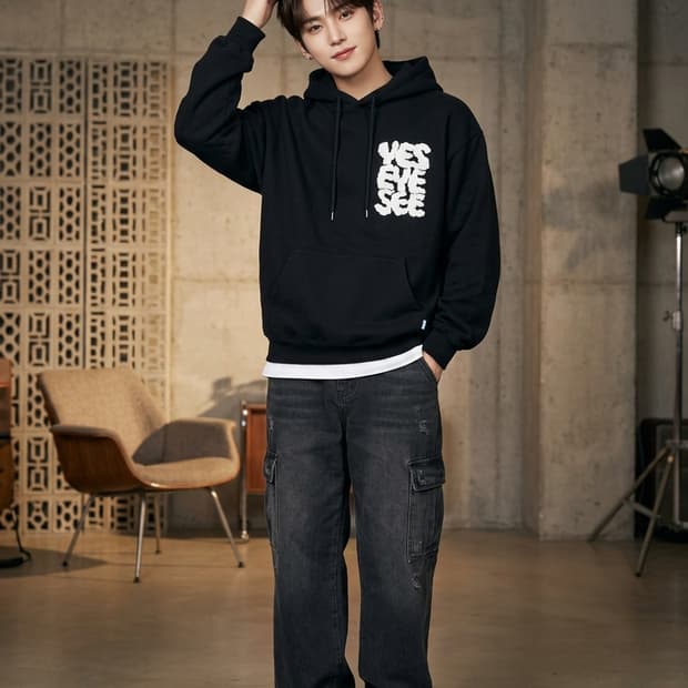 예스아이씨(YESEYESEE) 부클 로고 블랙 후드티