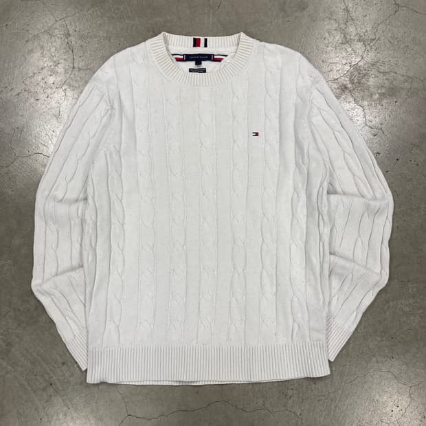 타미힐피거 화이트 컬러 스몰 로고 꽈배기 니트