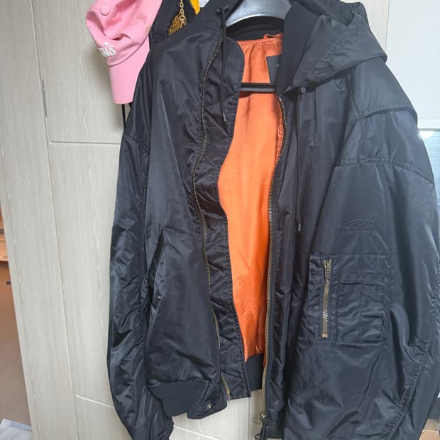 발렌시아가 3b봄버 2사이즈 판매합니다.